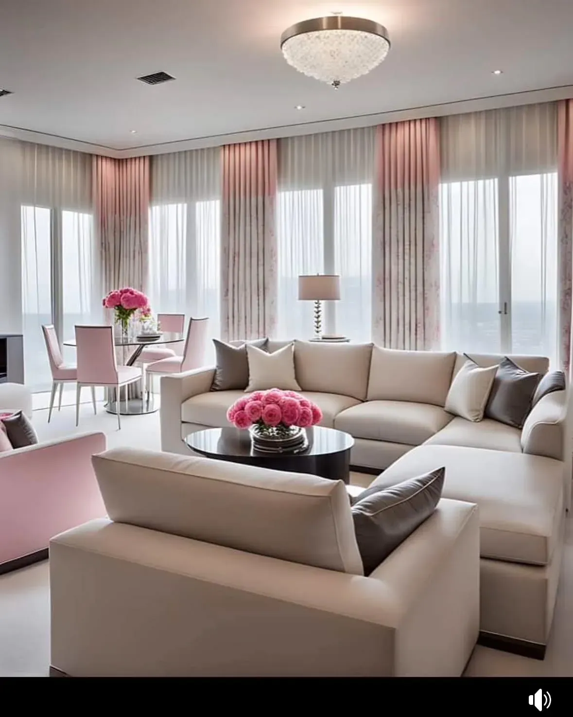 Una sala de estar con un gran sofá seccional y sillas rosas.