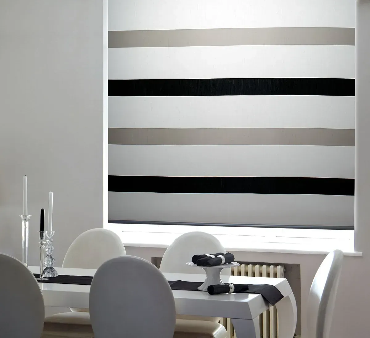 Un comedor con una mesa y sillas y una pared rayada.