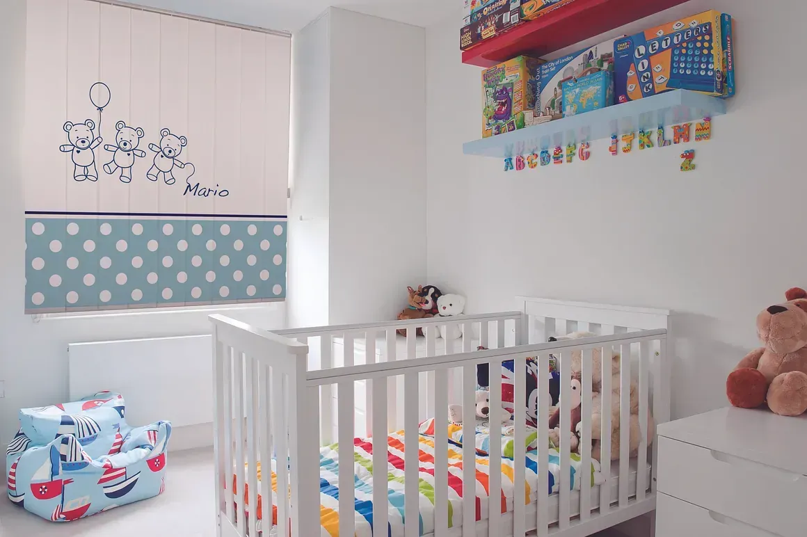 Una habitación de bebé con cuna y silla