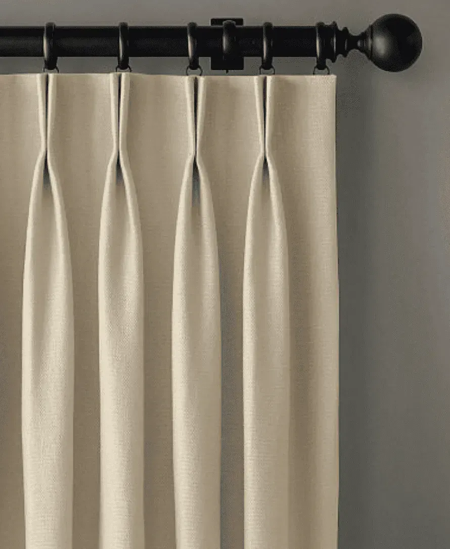 Un par de cortinas blancas colgadas en un poste negro.