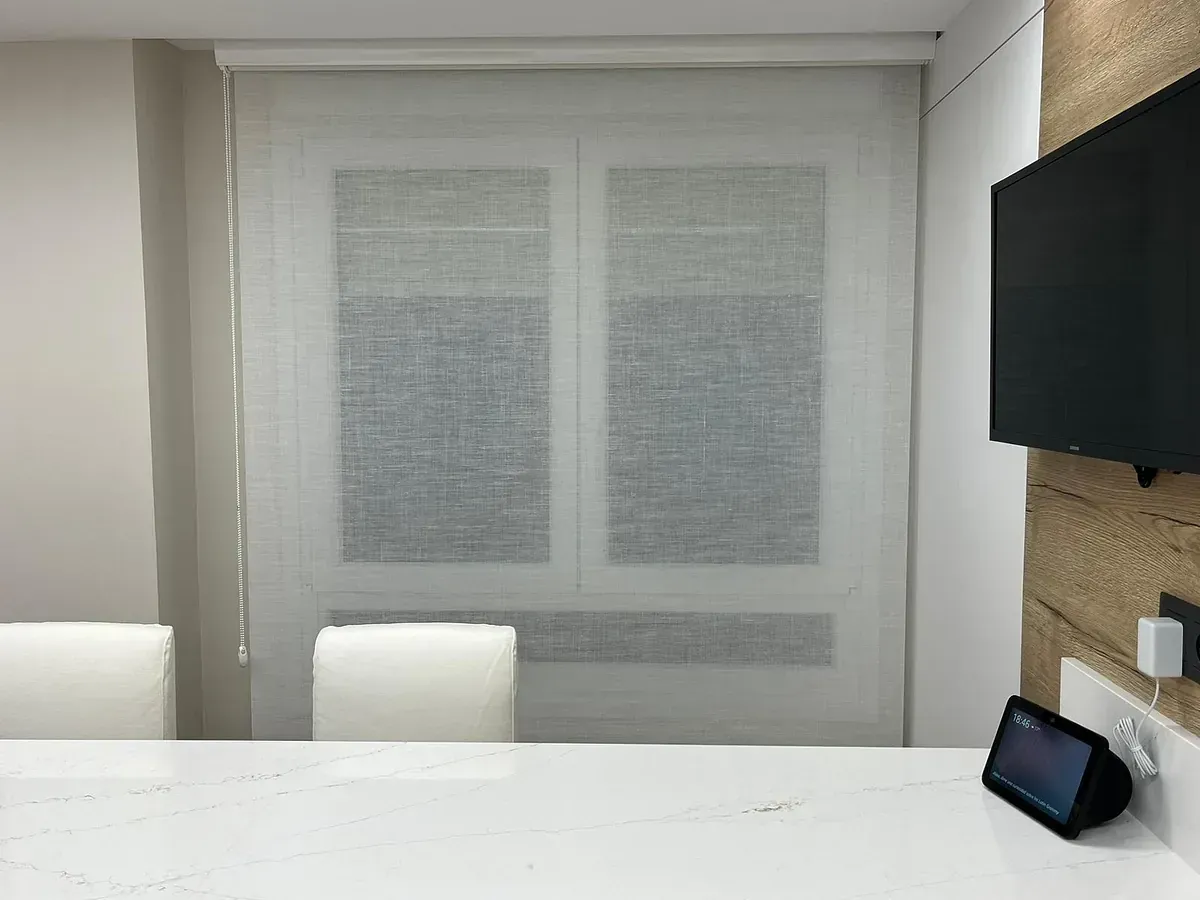 Un comedor con una mesa, sillas y un televisor.