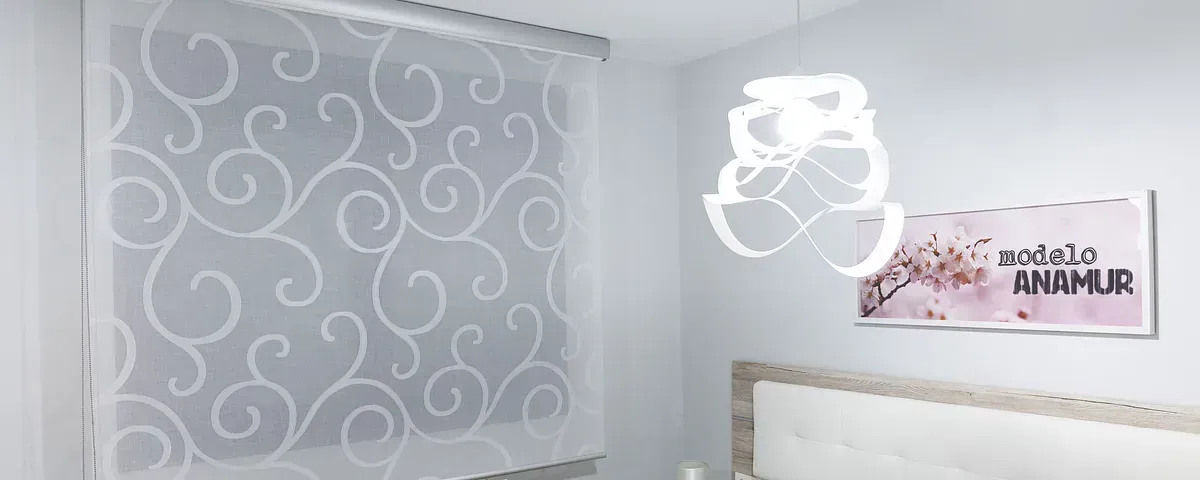 Un dormitorio con una cama, una lámpara y un cuadro en la pared.