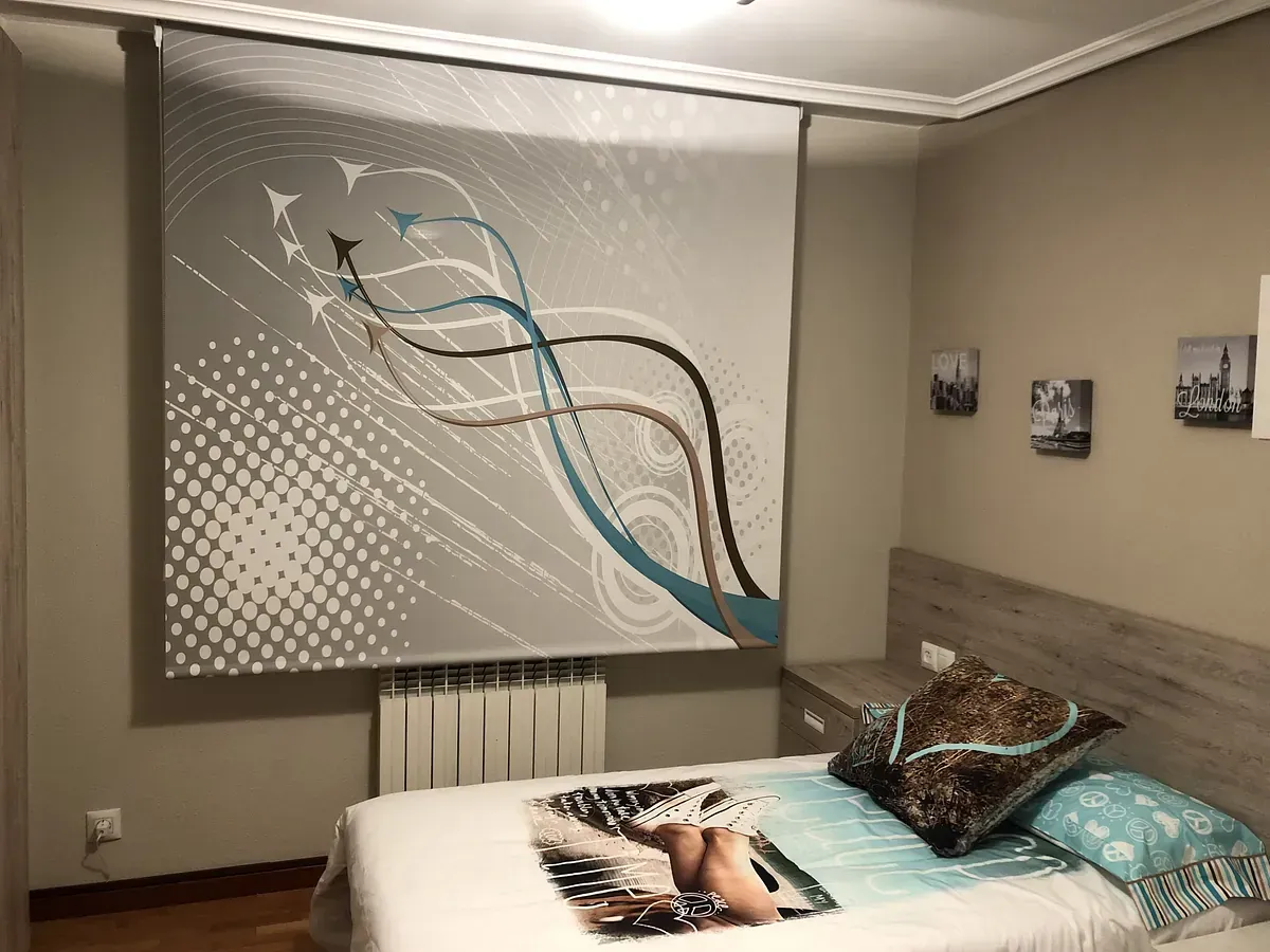 Un dormitorio con una cama y un cuadro en la pared.