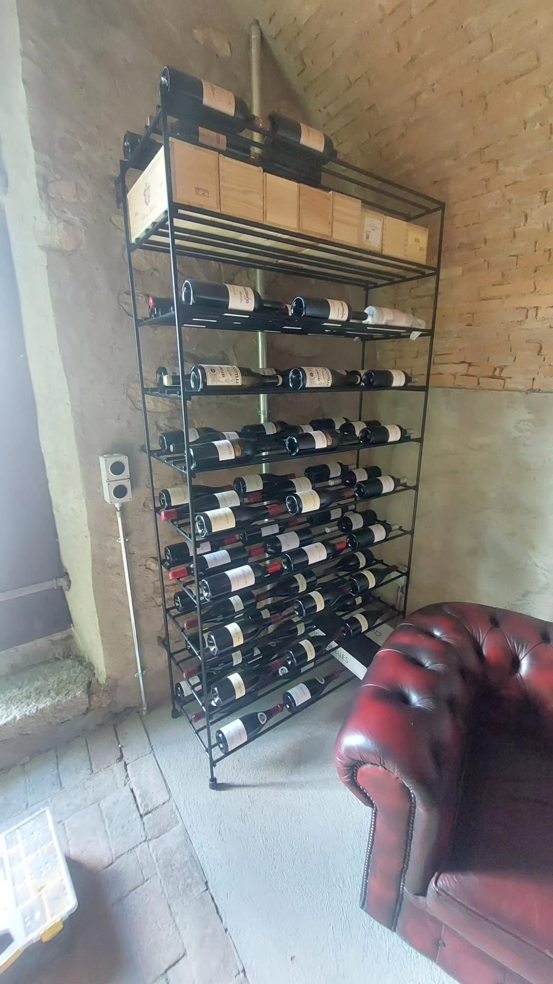 Un uomo che indossa una maschera da saldatura sta lavorando su un pezzo di metallo