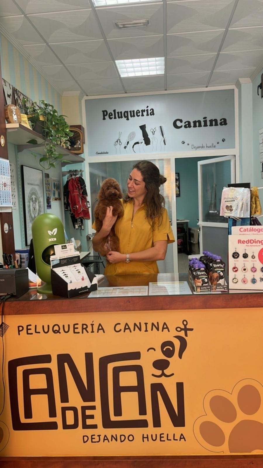 Mostrador de peluquería para mascotas con un letrero naranja que dice