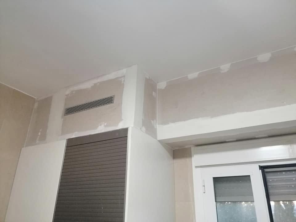 Icono de marcador de posición gris claro con un sol y montañas sobre fondo blanco