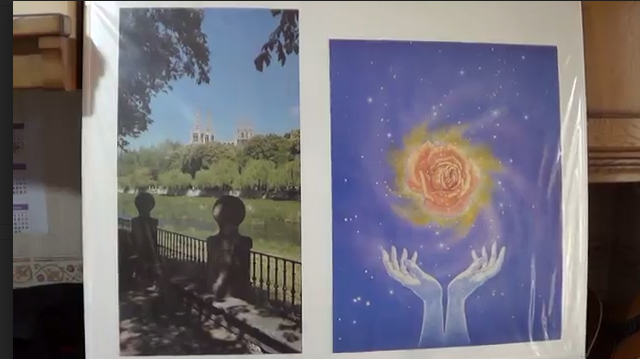 Paisaje y una ilustración cósmica con manos extendiéndose hacia arriba.