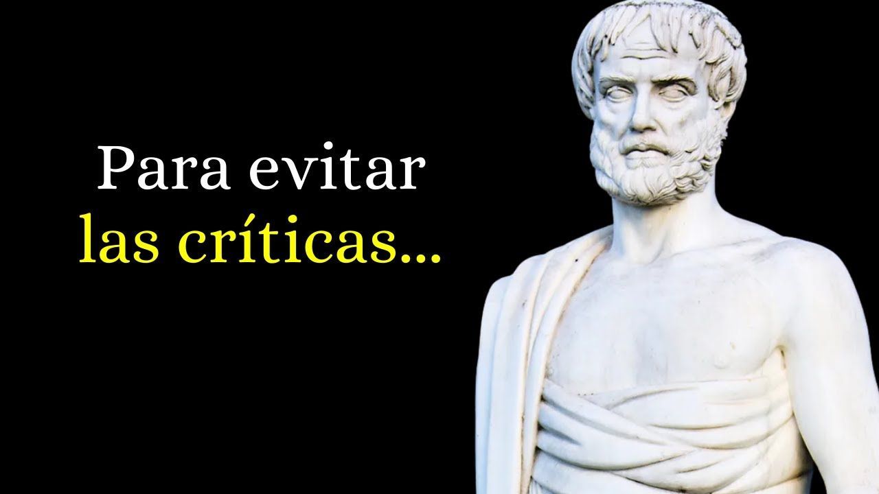 Estatua de un hombre, Aristóteles, con texto en español: 