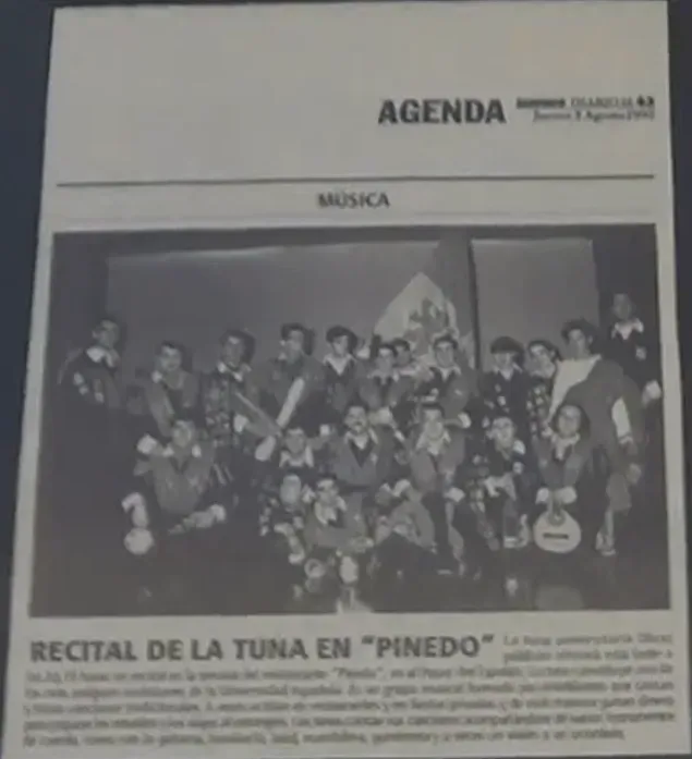 Fotografía en blanco y negro de un grupo musical llamado 