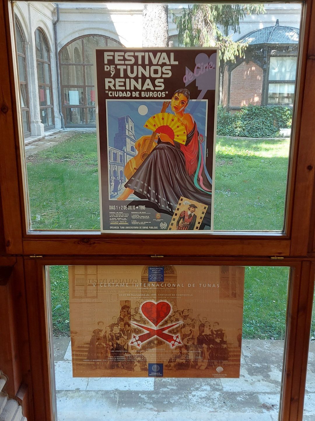 Dos carteles en una ventana: 