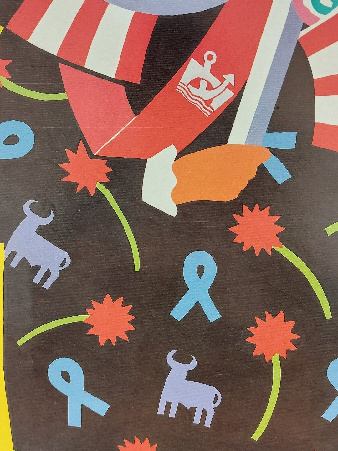 Diseño abstracto con rayas rojas y blancas, toros azules, mano naranja, símbolo de ancla y cintas azul claro sobre negro.