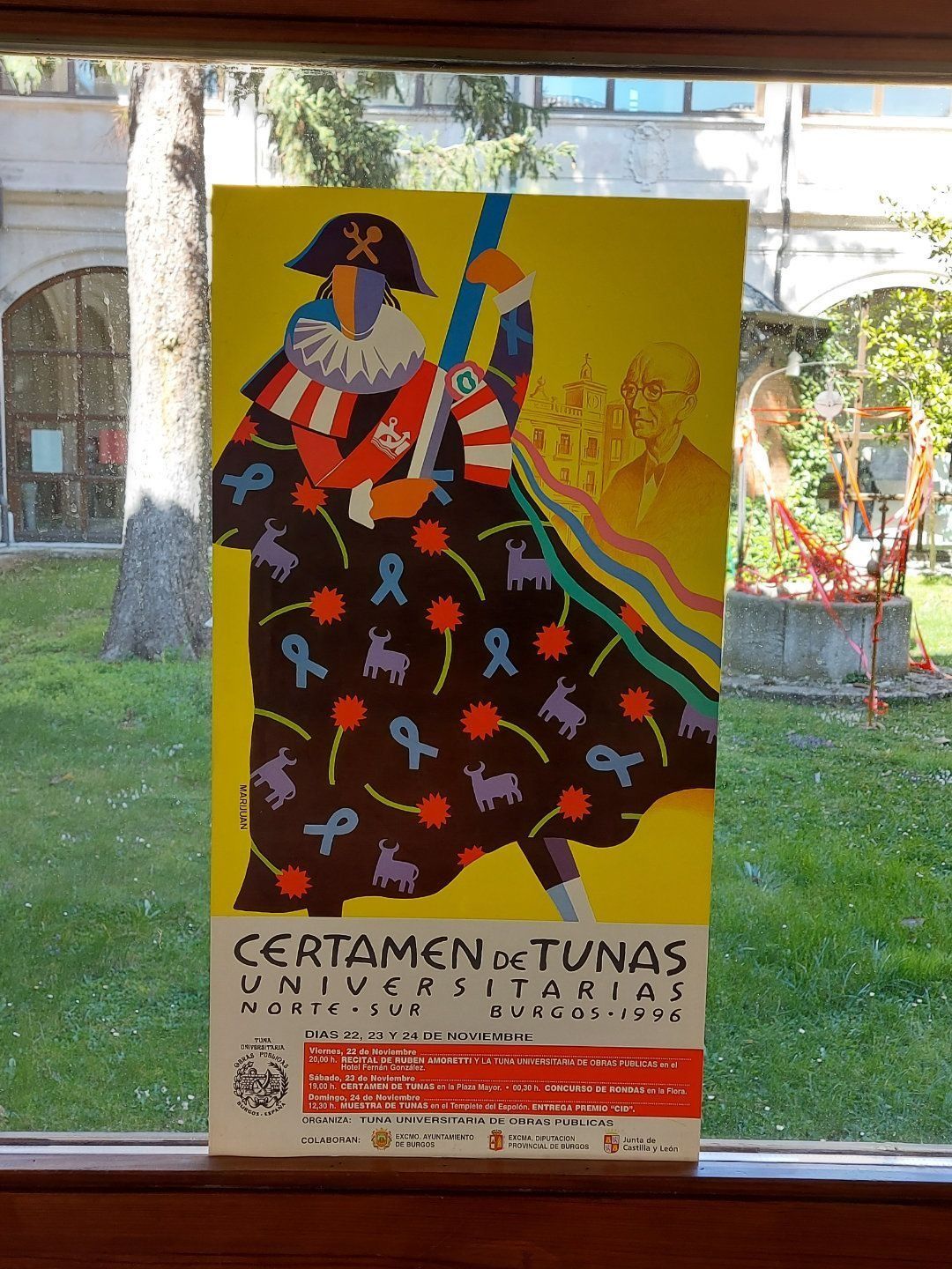 Cartel de una competición universitaria de atún. Presenta una figura colorida con abrigo sobre fondo amarillo.