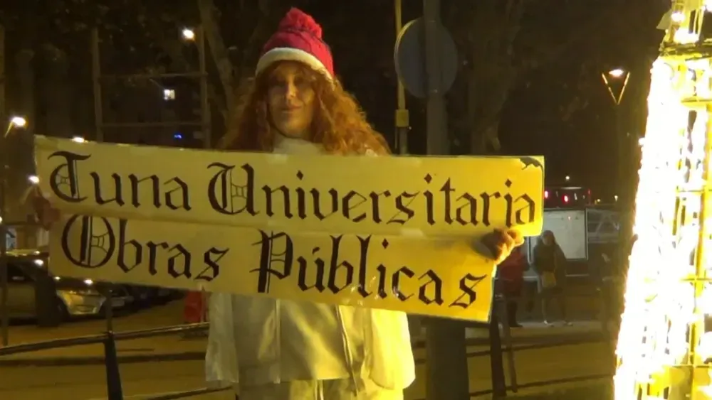 Alguien en Santa sostiene un cartel que dice 