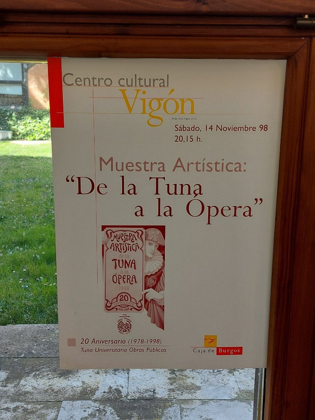 Cartel de la exposición de arte «De la Tuna a la Ópera» en el Centro Cultural Vigón. Texto en rojo y blanco.