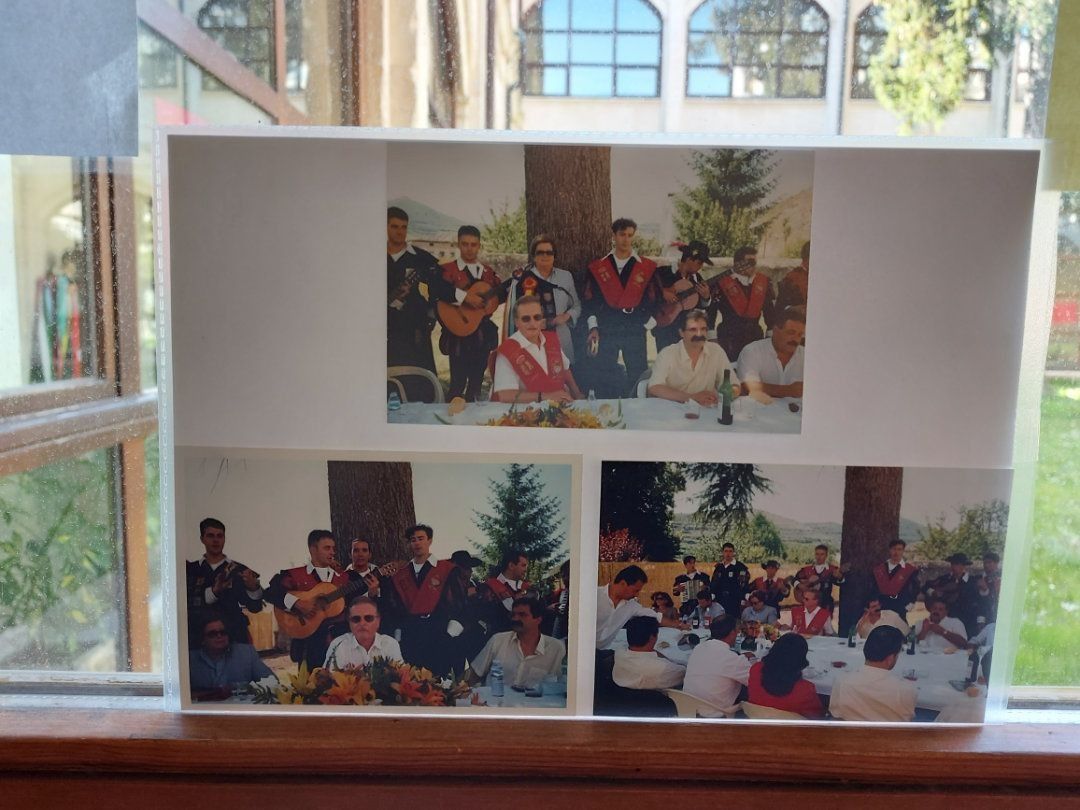Tres fotografías de una reunión con músicos tocando, gente comiendo y un fondo montañoso.