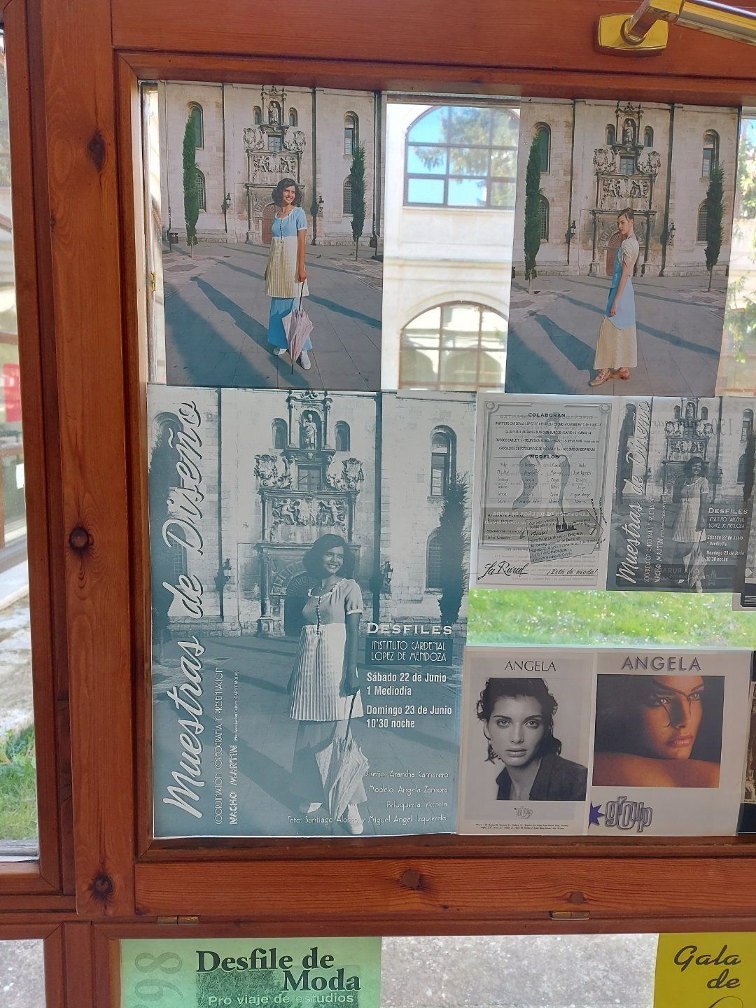 Vitrina con marco de madera con fotografías de moda, carteles y texto.