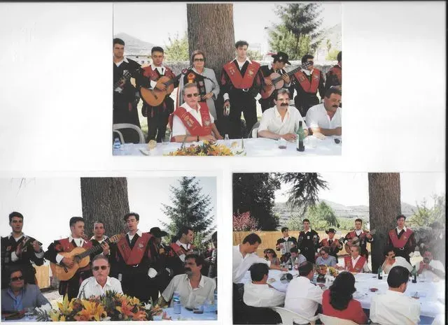 Tres fotos de un grupo celebrando al aire libre. Músicos con chalecos rojos tocan para los asistentes sentados en una mesa.