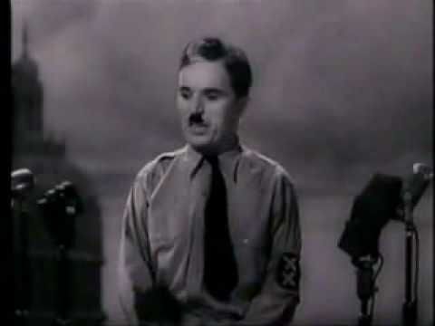 Charlie Chaplin como Hynkel, dando un discurso, vistiendo un uniforme militar con un brazalete con una esvástica.