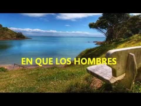 Banco con vistas a una tranquila bahía de aguas azules y césped verde. Texto 