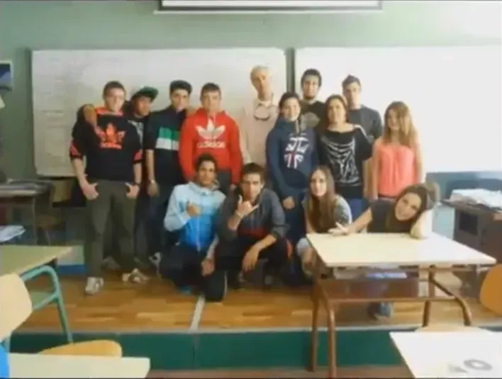 Foto de la clase: Adolescentes en el aula. Estudiantes en diversas poses, algunos sonriendo. Pizarra al fondo.