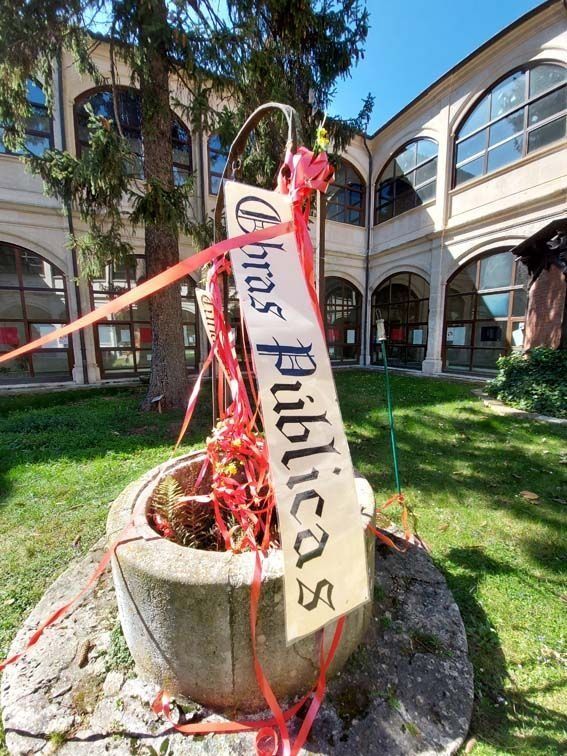 Una fuente de piedra con un cartel que dice 