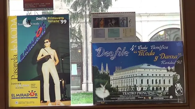 Carteles para eventos de moda, con una modelo vestida de blanco y una escena de teatro, enmarcada por una ventana.