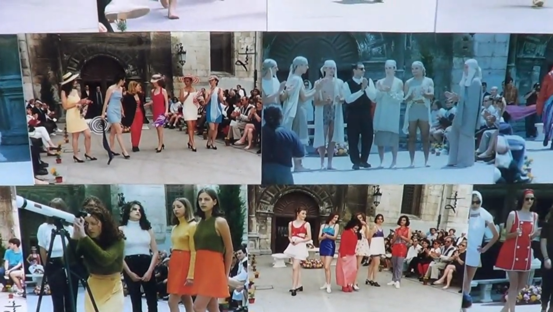 Modelos en una pasarela al aire libre con público. Variedad de coloridos vestidos de verano. Fondo de arquitectura antigua.