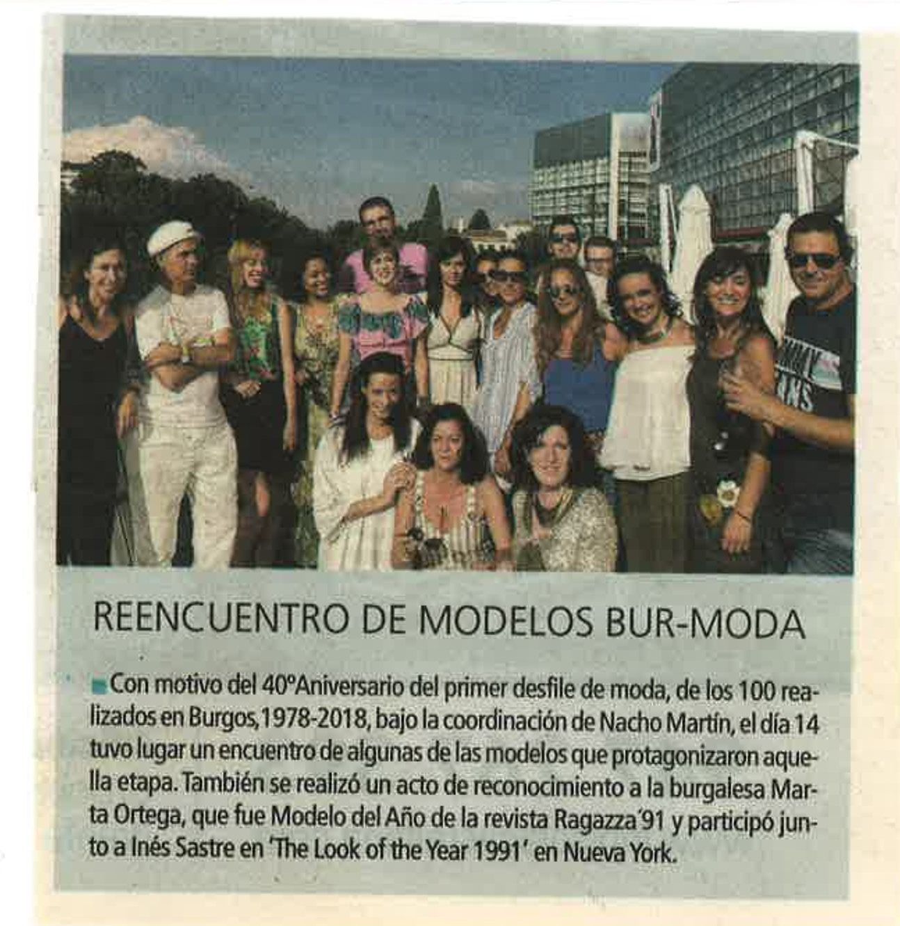 Modelos se reúnen en Burgos, España, para conmemorar el 40.º aniversario de un desfile de moda. Retrato de grupo.