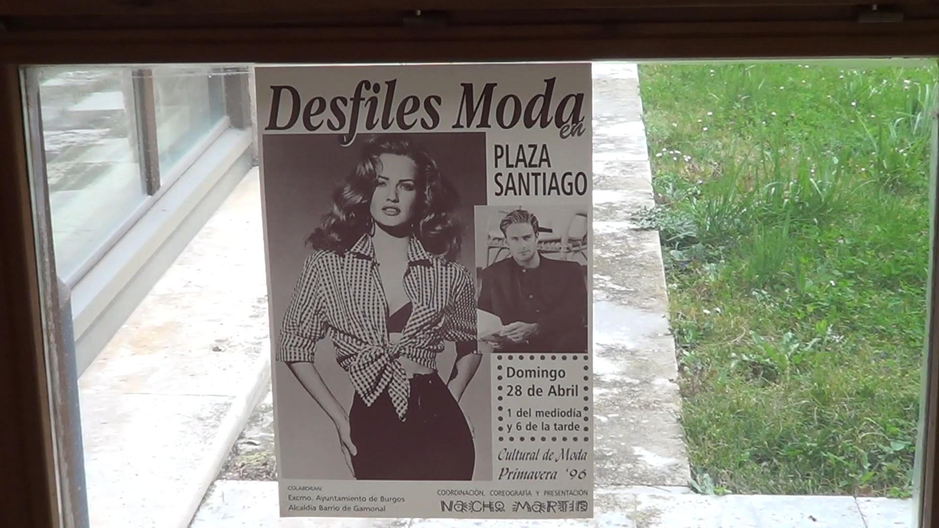 Cartel en escaparate anunciando un desfile de moda (