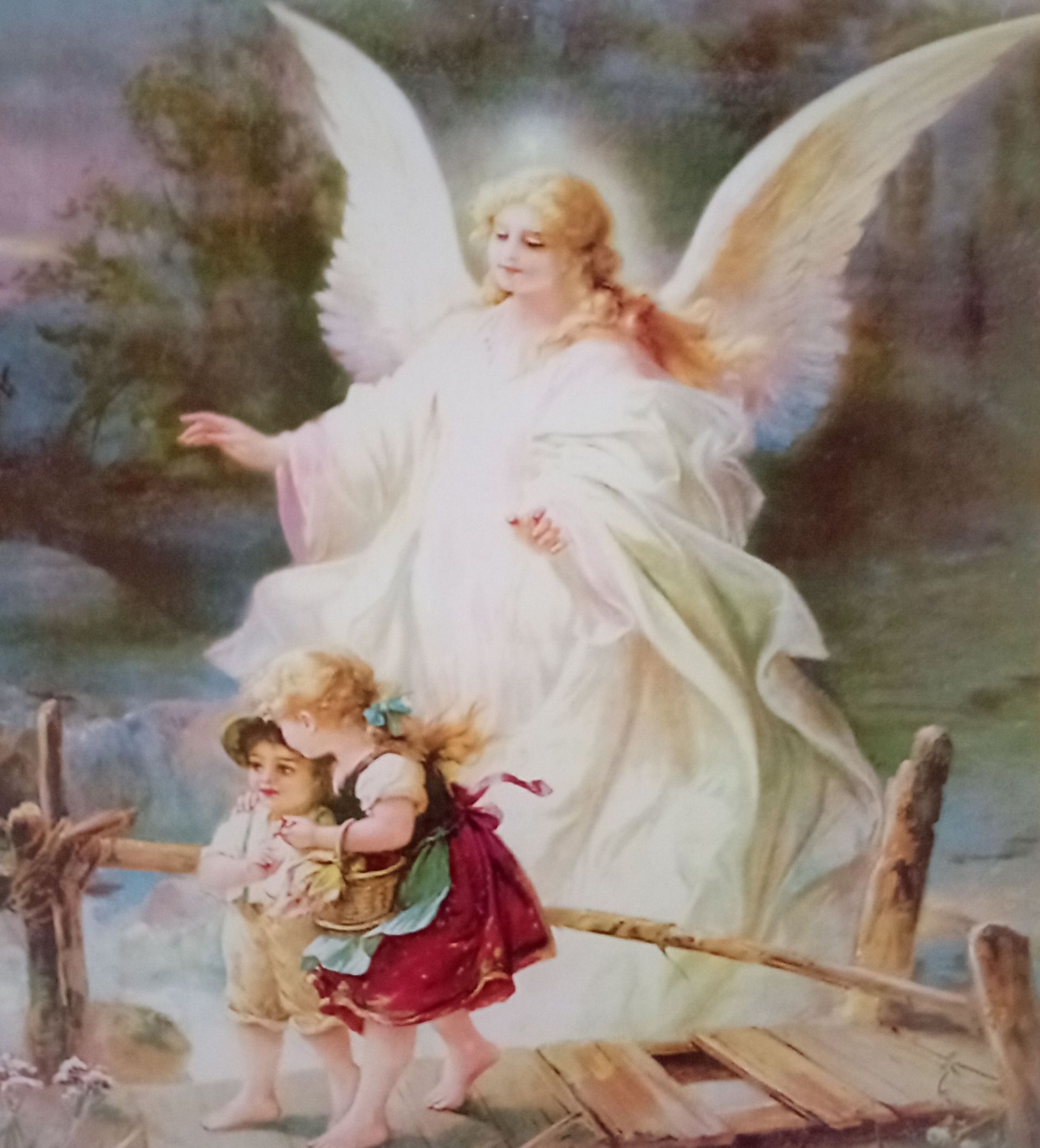 Un ángel con las alas extendidas protege a dos niños que cruzan un puente de madera. Luz suave y brillante.