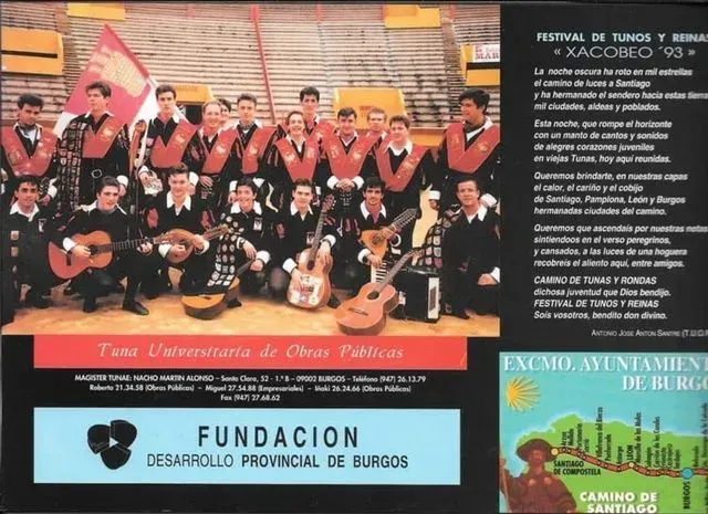 Grupo de músicos con chalecos rojos y traje formal, cartel del 