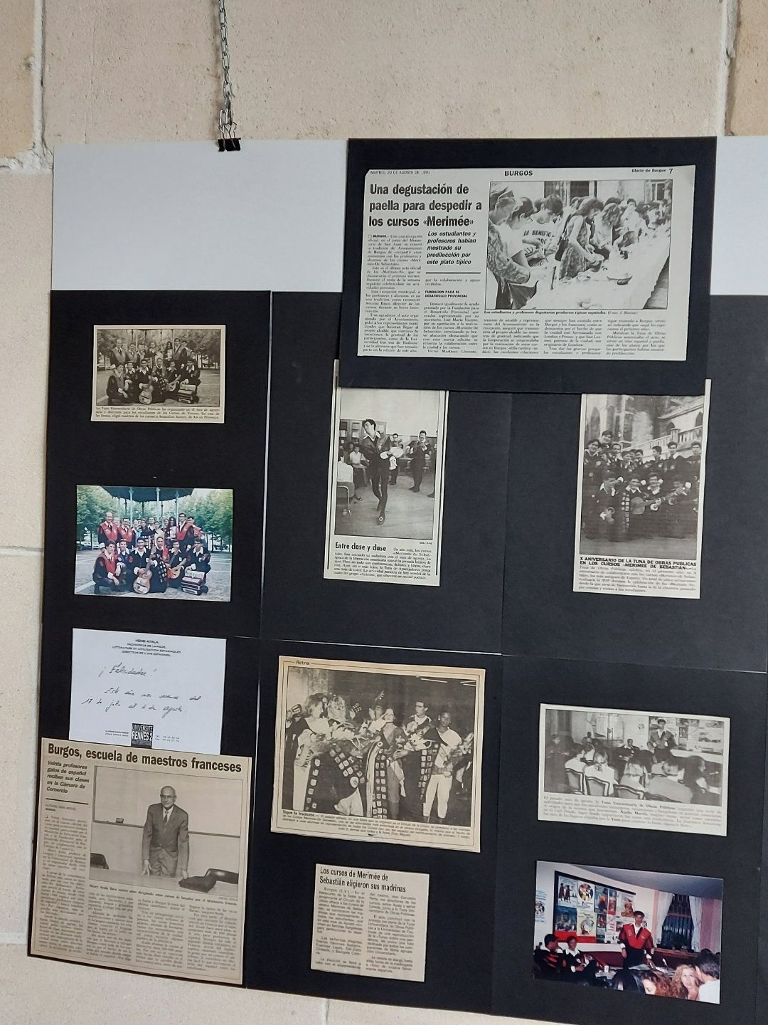 Un collage de recortes de periódicos y fotografías históricas, posiblemente documentando un evento u organización.