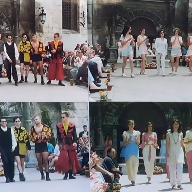 Modelos desfilando por una pasarela al aire libre. Colores brillantes y público aplaudiendo.