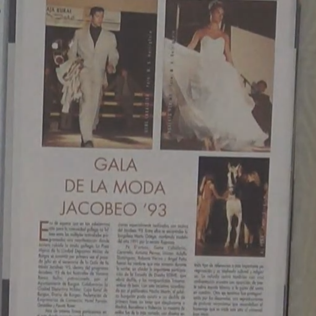 Desfile de moda a partir de 1993: hombre con traje, mujer con vestido de novia, caballos y texto.