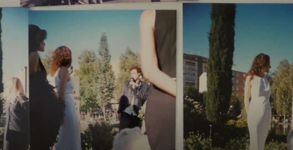 Fotos de mujeres con vestidos posando al aire libre, un día soleado, árboles y edificios.