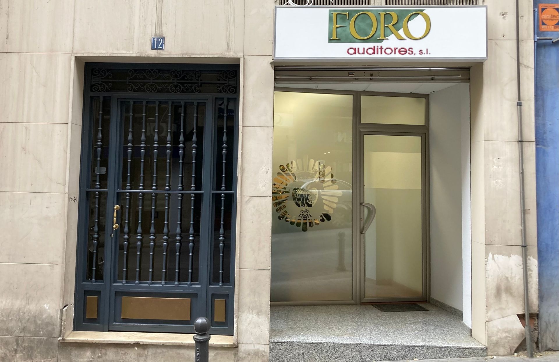 Un edificio con un cartel que dice