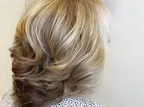 Cheveux courts avec un brushing et un balayage blond