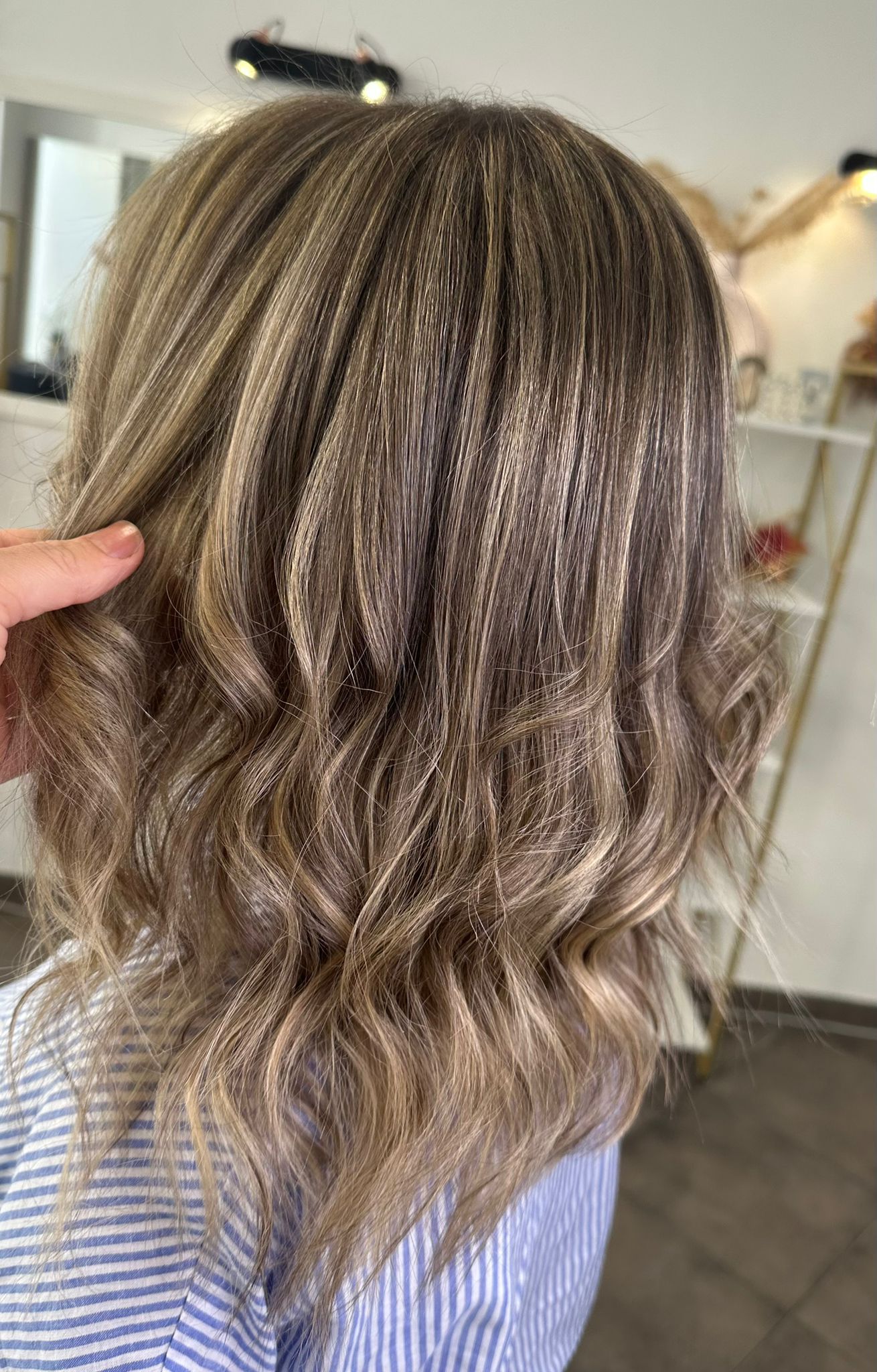 Cheveux avec un balayage blond vu de près 