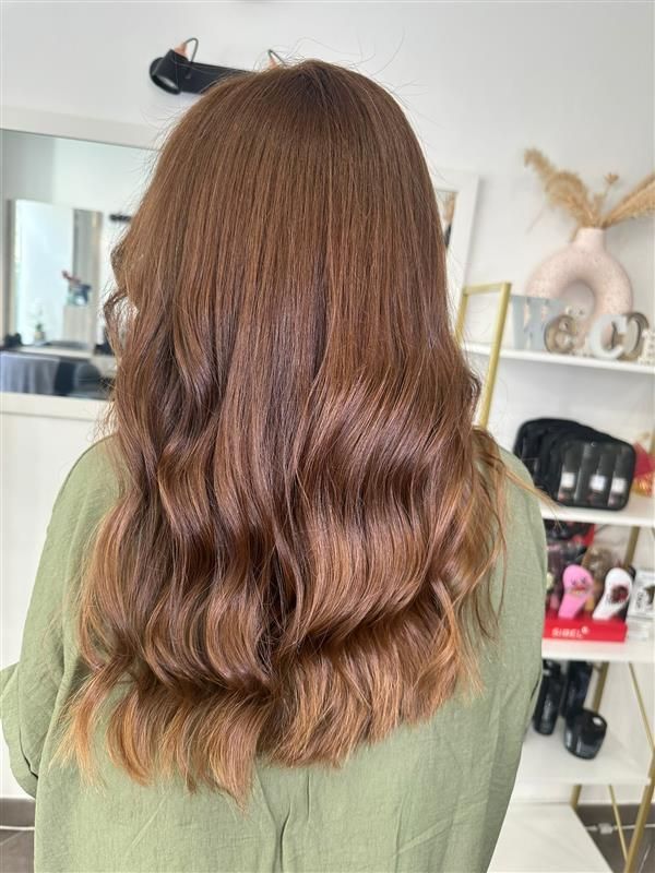 Cheveux châtains avec des reflets plus clairs