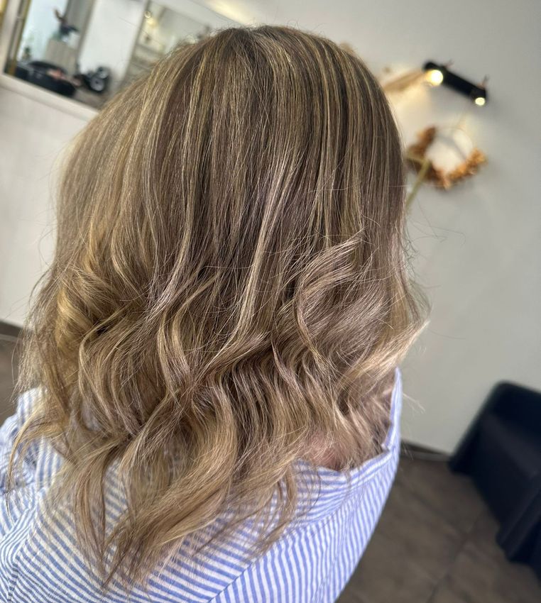 Cheveux avec un balayage blond de dos