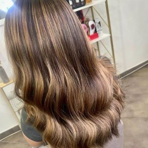Balayage sur cheveux longs et bruns