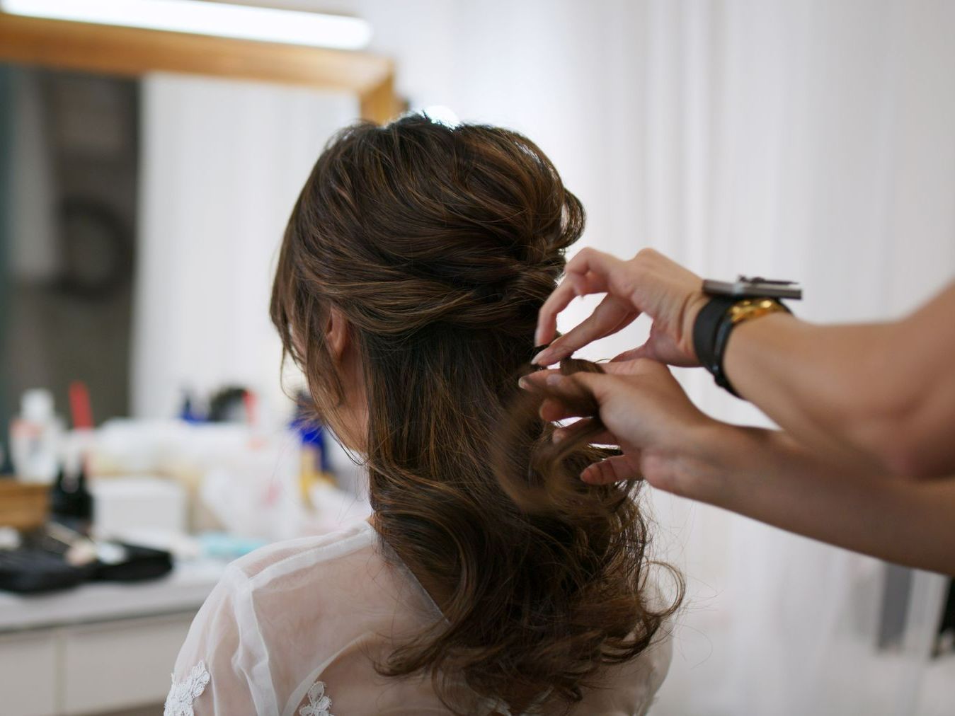 Coiffure de cérémonie avec la moitié des cheveux attachés de façon bohème