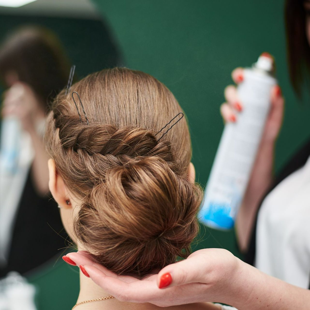 Chignon de mariée en cours de réalisation