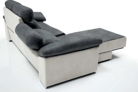 Sofá seccional moderno gris con chaise longue sobre fondo blanco.