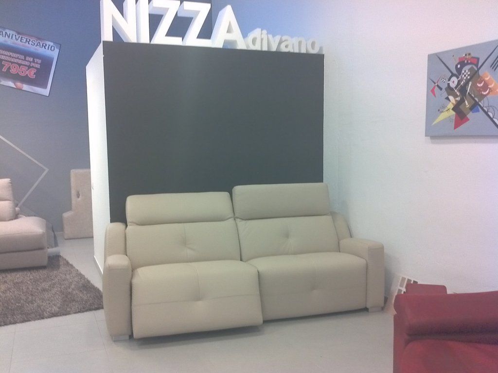 Decoración de sala de estar con un sofá beige, fondo negro y letrero