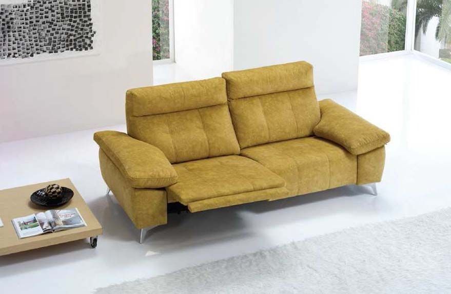 Sofá moderno de color amarillo mostaza en una luminosa sala de estar minimalista.