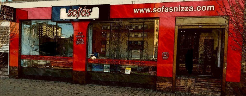 Fachada roja con grandes ventanales y un letrero que dice “www.sofasnizza.com” sobre la entrada.