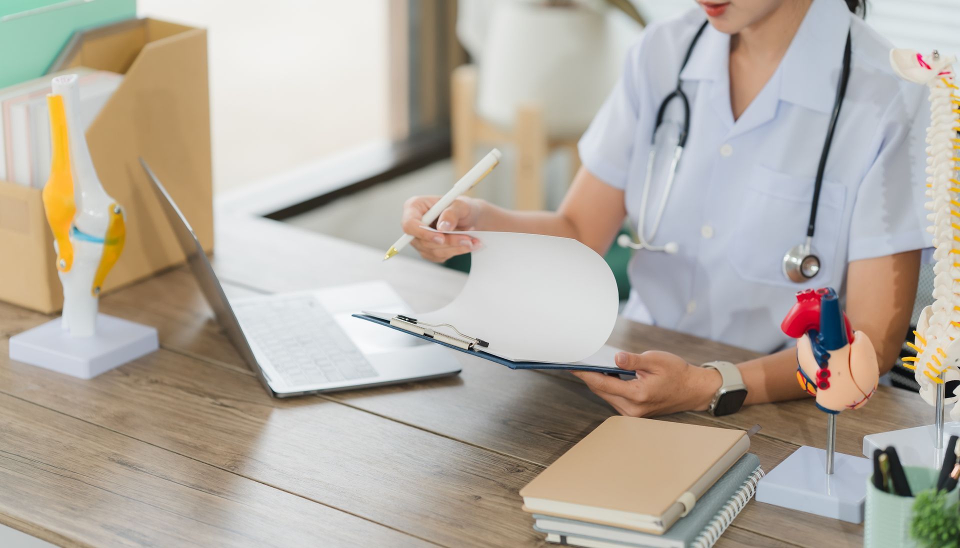 Un médecin à son bureau, stéthoscope à la main