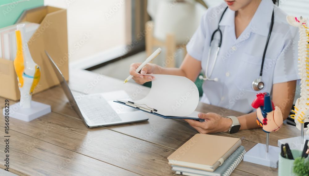 Un médecin à son bureau, stéthoscope à la main