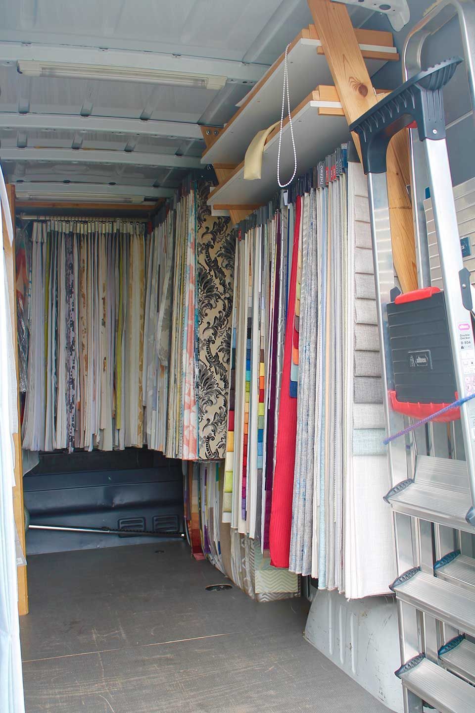 Musterkollektion im Firmenwagen